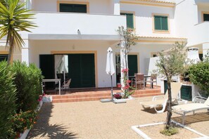 Outdoor dining - Villa 4+1 persons, near beach and Albufeira center, WiFi, BBQ, A/C, swimming pool (Albufeira)