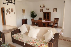 TV - Villa 4+1 persons, near beach and Albufeira center, WiFi, BBQ, A/C, swimming pool (Albufeira)