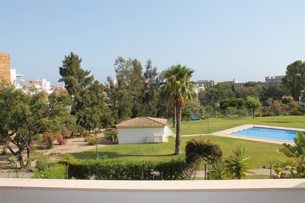 A pool area with a small building, surrounded by trees and greenery. - Villa for 4+1 people, near the beach and downtown Albufeira, Wi-Fi, barbecue, air conditioning, swimming pool (Albufeira)