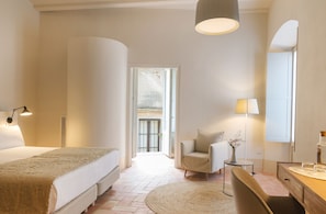 Junior Suite Deluxe | Cofres nos quartos, escrivaninha, quartos à prova de som