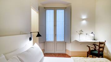 1 slaapkamer, een kluis op de kamer, een bureau, geluiddichte muren