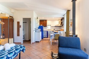 Studio, 1 phòng ngủ | Khu phòng khách | TV màn hình phẳng 