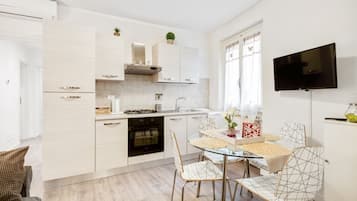 Departamento, 2 habitaciones | Cocina privada | Refrigerador con congelador, horno y parrilla de estufa