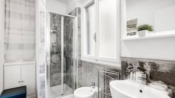 Departamento, 2 habitaciones | Baño | Regadera, regadera tipo lluvia, secadora de cabello, bidet