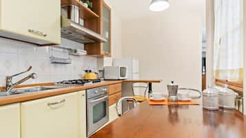 Appartement, 2 chambres | Cuisine privée | Grand réfrigérateur, micro-ondes, four, plaque de cuisson