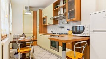 Appartement, 2 chambres | Cuisine privée | Grand réfrigérateur, micro-ondes, four, plaque de cuisson