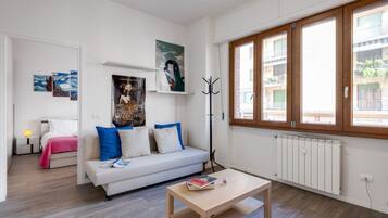 Apartamento, 1 quarto | Área de estar | TV de tela plana