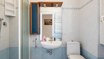 Leilighet, 1 soverom | Bad | Dusj, regndusjhode, hårføner og bidé