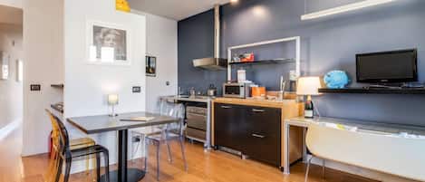 Apartment, 1 Bedroom | Private kitchen | Full-size fridge, microwave, oven, stovetop