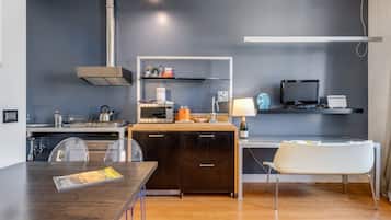 Appartement, 1 chambre | Cuisine privée | Grand réfrigérateur, micro-ondes, four, plaque de cuisson