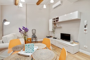 Apartment, 1 Schlafzimmer | Essbereich im Zimmer