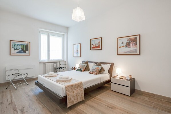 Travel cot, free WiFi