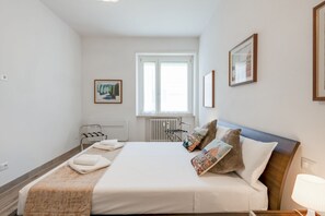 Travel cot, free WiFi