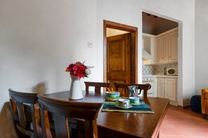Appartement, 1 chambre | Coin cuisine privé | Grand réfrigérateur, micro-ondes, four, plaque de cuisson