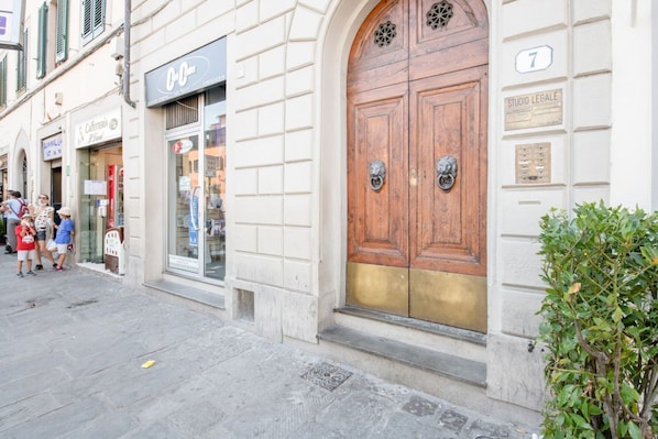Property entrance - Piazza San Marco Studio Flat (Florence)