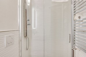 Appartement, 3 chambres | Douche de la salle de bain