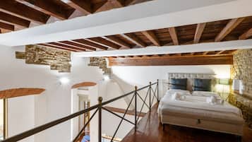 Apartment, 3 Bedrooms | 3 bedrooms, free WiFi, bed sheets