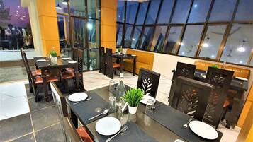 Café da manhã com buffet todos os dias mediante uma taxa