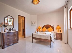 4 habitaciones, tabla de planchar con plancha y wifi gratis