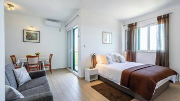5 bedrooms, cribs/infant beds