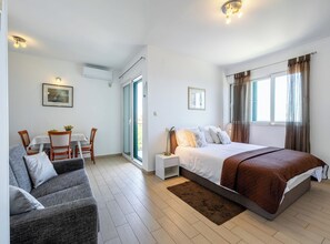 5 bedrooms, cribs/infant beds