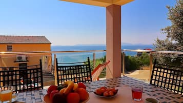 Villa (Five Bedroom Villa with Pool and Sea ) | Balkong