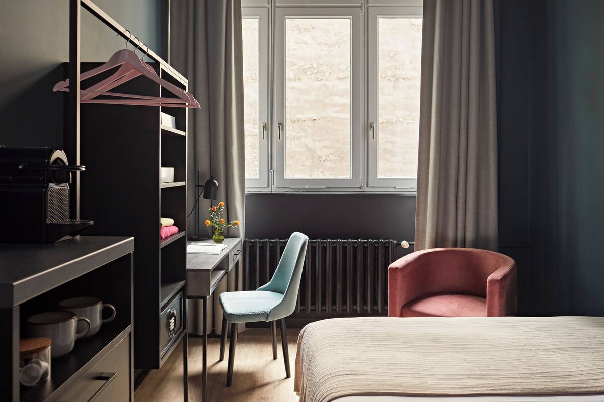 Rom – standard | Sengetøy av topp kvalitet, memory foam-senger og skrivebord