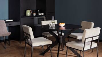 1 Bedroom Apartment with Sofa Bed | Private kitchen | Espresso maker, coffee/tea maker, electric kettle