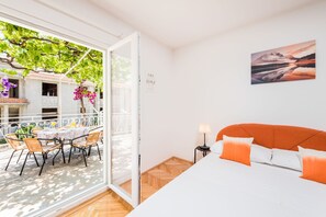 شقة (Two Bedroom Apartment with Balcony) | 2 عدّة غرف نوم وأسرّة أطفال/رضّع