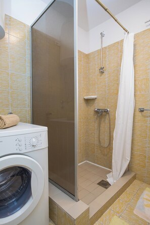 Studio (Studio Apartment with Private Beach a) | Salle de bain | Douche, serviettes fournies