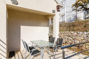 아파트 (Two Bedroom Apartment with Balcony an) | 발코니