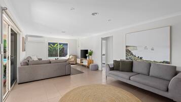 Älytelevisio, pöytätennispöytä, kirjoja