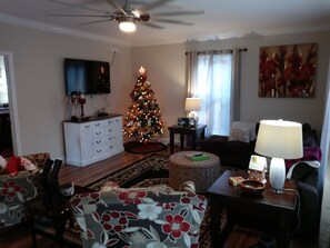 Smart TV, books - Makin' Memories What We Do Best, With Family and Your Tail Wagging Friends. (Chattanooga)