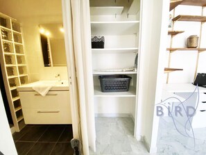 Dusche, Haartrockner, Handtücher