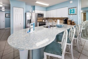 Fridge, microwave, oven, stovetop - Island Princess 601 Gulf front condo (Fort Walton Beach)