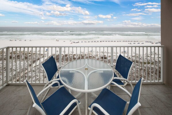 Outdoor dining - Island Princess 601 Gulf front condo (Fort Walton Beach)