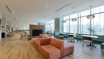 Bar en la azotea, junto a la piscina, abre todos los días