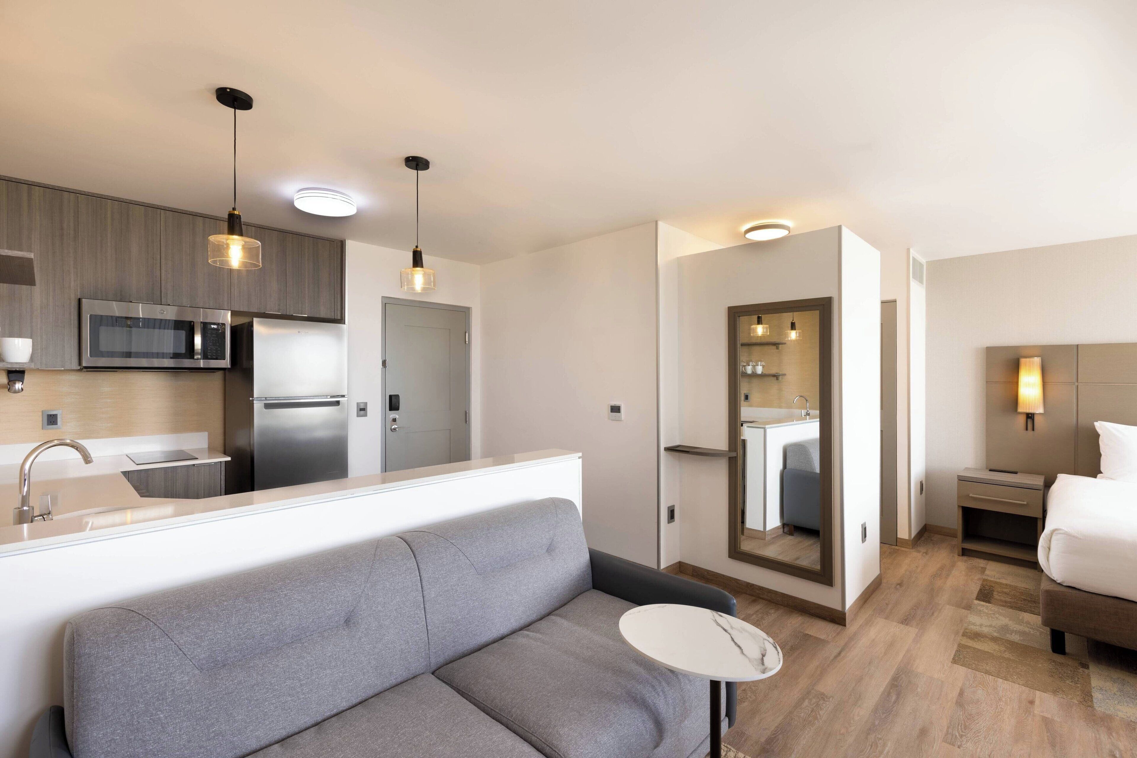 Estudio, 1 cama King size, balcón | Caja de seguridad en la habitación y espacio para trabajar con laptop 