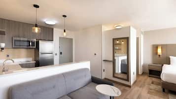 Studio, 1 Tempat Tidur King, Bebas Asap Rokok, balkon | Brankas, ruang kerja ramah laptop, tirai kedap cahaya, dan kedap suara