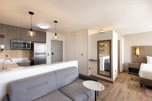 Estudio, 1 cama King size, para no fumadores, balcón | Caja de seguridad en la habitación y espacio para trabajar con laptop 