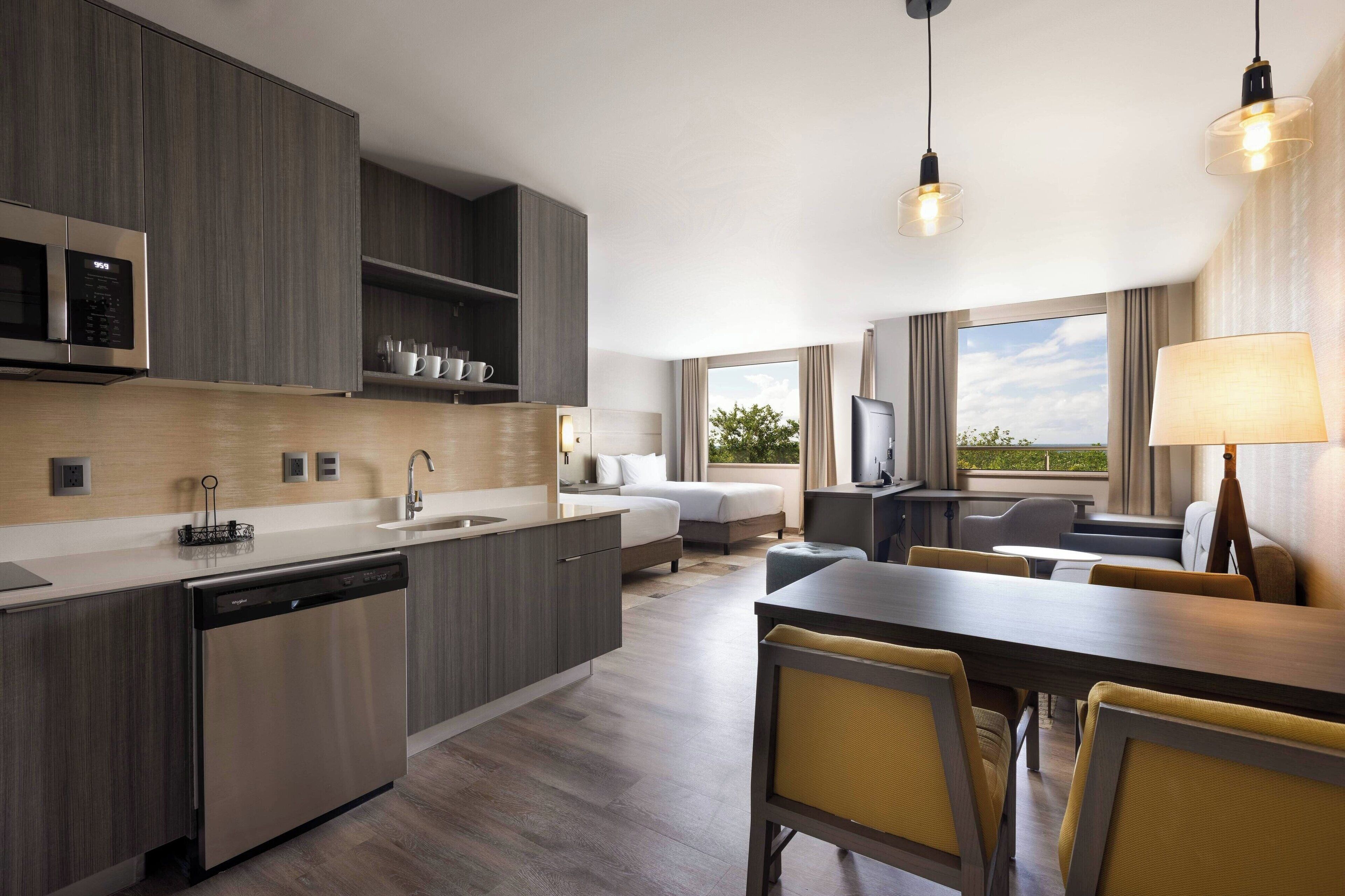 Estudio, 2 camas Queen size, balcón | Caja de seguridad en la habitación y espacio para trabajar con laptop 