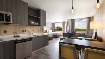 Estudio, 2 camas Queen size, balcón | Caja de seguridad en la habitación y espacio para trabajar con laptop