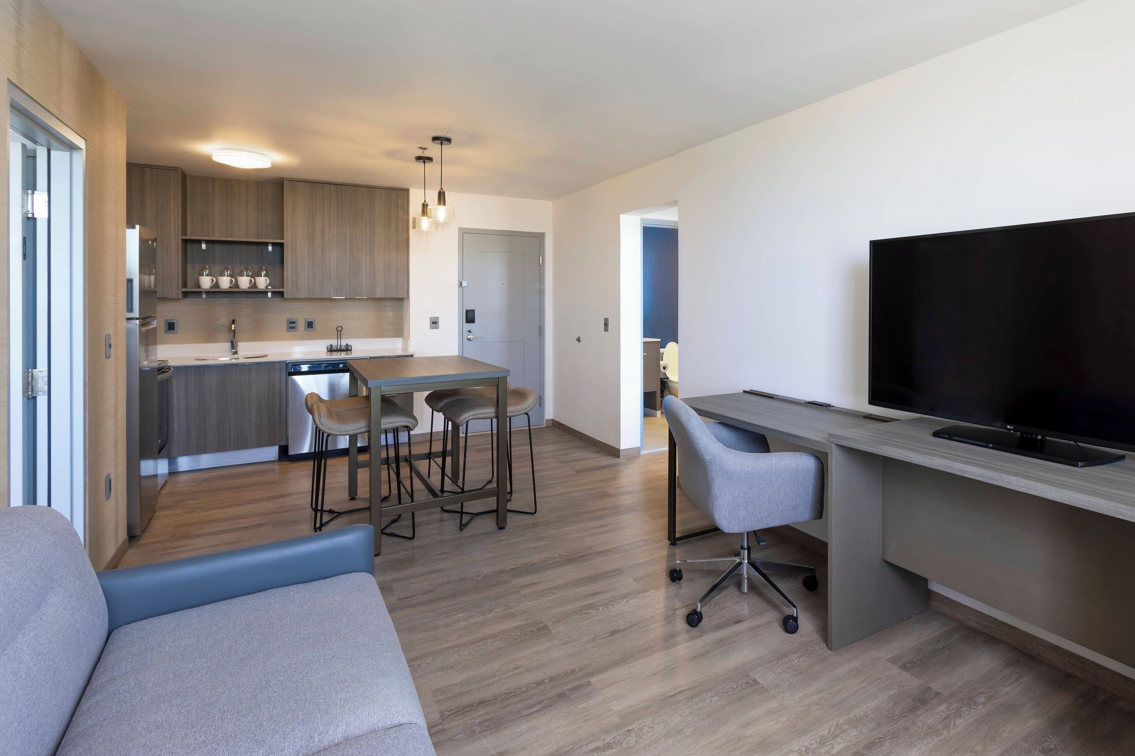 Suite, 2 slaapkamers, balkon | Een kluis op de kamer, een laptopwerkplek, verduisterende gordijnen