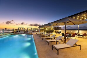 2 outdoor pools, open 8:00 AM to 8:00 PM, pool umbrellas, pool loungers - Residence Inn by Marriott Cancun Hotel Zone (Cancun)