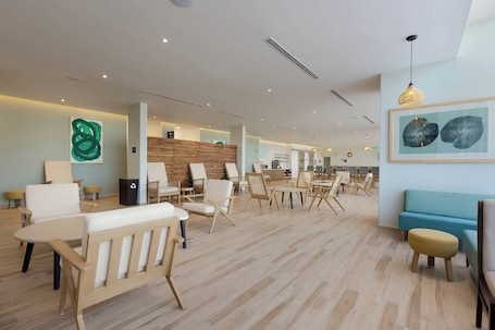 Rooftop bar, pool views, open daily. Residence Inn by Marriott Cancun Hotel Zone