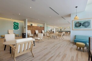 Bar en la azotea, junto a la piscina, abre todos los días