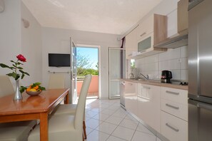 Kühlschrank, Mikrowelle, Herdplatte, Geschirrspüler