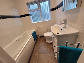 Duschwanne, Haartrockner, Handtücher, Toilettenpapier