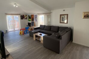TV - OLEA 5 - three bedrooms, pool & jacuzzi (Okrug Gornji)