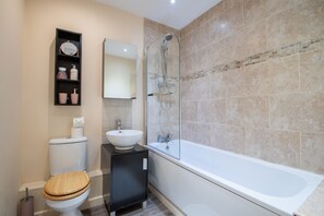 Apartment, Private Bathroom, Courtyard View | Bathroom